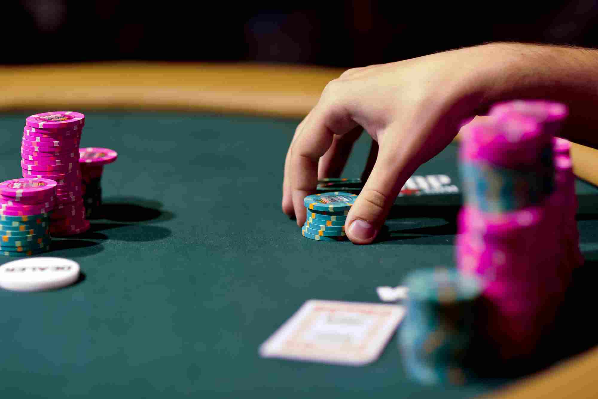 What Are the Top Tricks for Live Poker Wins?